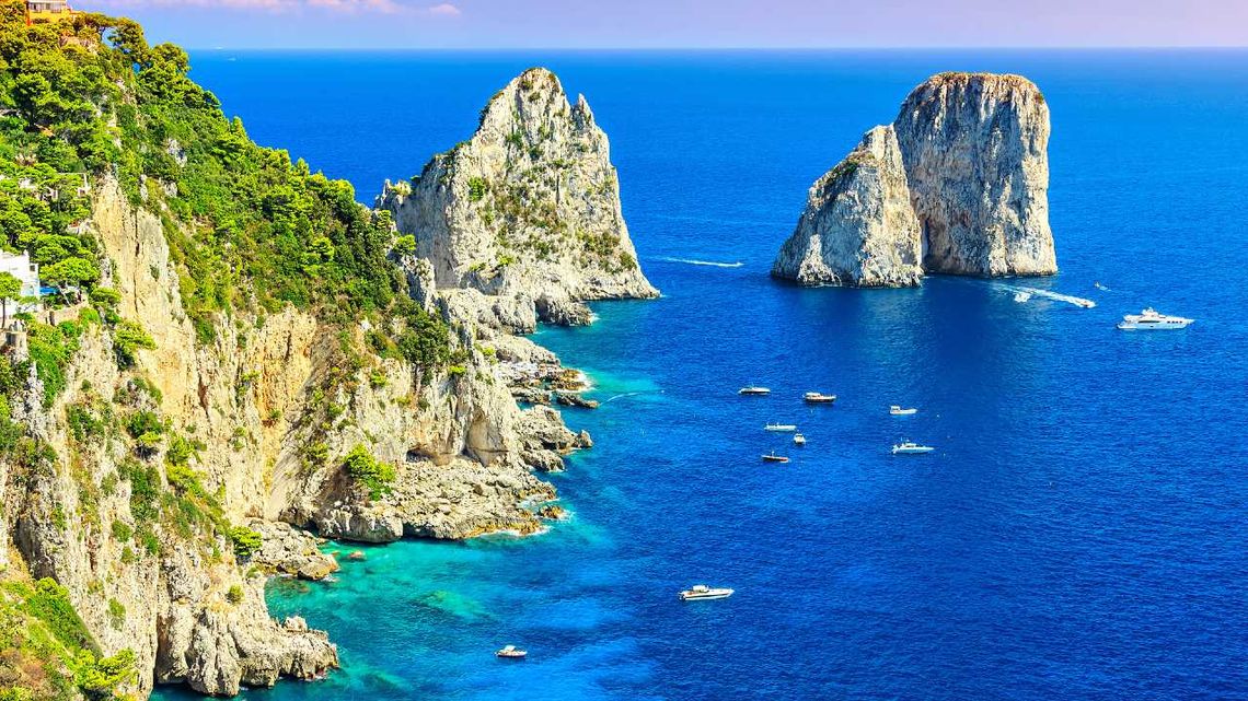 クラシックイタリア（冬）│天空の城・絶景カプリ島・ナポリ王宮・ゴンドラクルーズ・ローマコロッセオ・ピサの奇跡・ダブル高速鉄道10日間