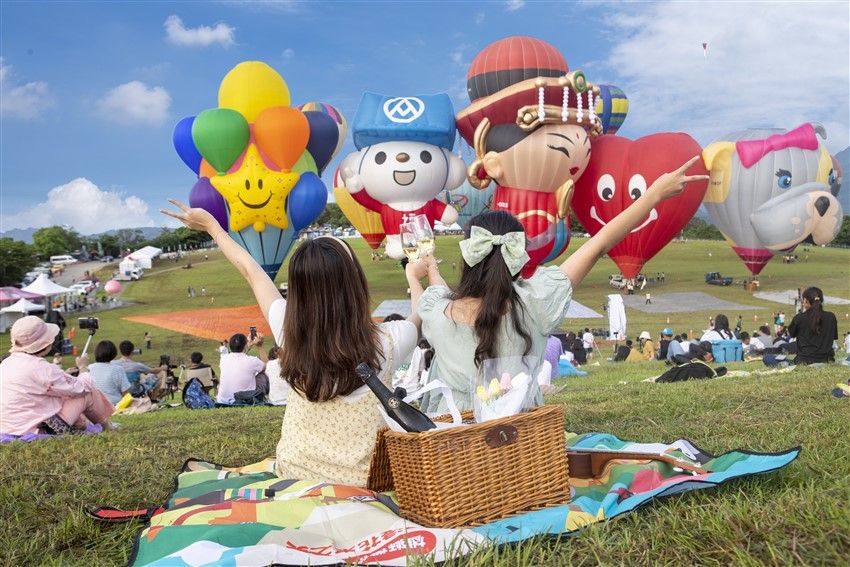暑假三部曲|熱氣球嘉年華~金針花~呷冰棒·柚園星空x暮光柚宴·台灣黑熊·開學順利~孔子廟·池上拉拉車·泡泡乾冰·藍皮台鐵4日